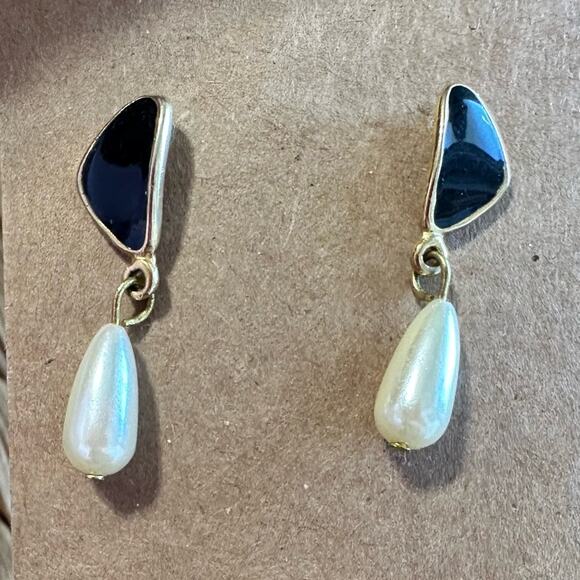 BOGO FREE ENAMLE pearl drop VTG dinner earrings - Picture 1 of 4